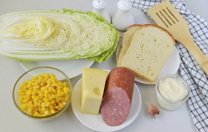 Салат із сухариками, пекінською капустою та ковбасою
