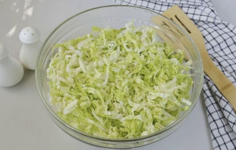 Салат із сухариками, пекінською капустою та ковбасою