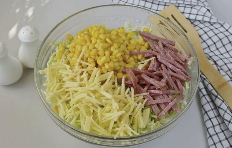Салат із сухариками, пекінською капустою та ковбасою
