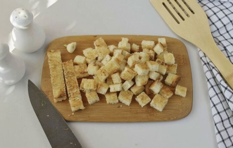 Салат із сухариками, пекінською капустою та ковбасою