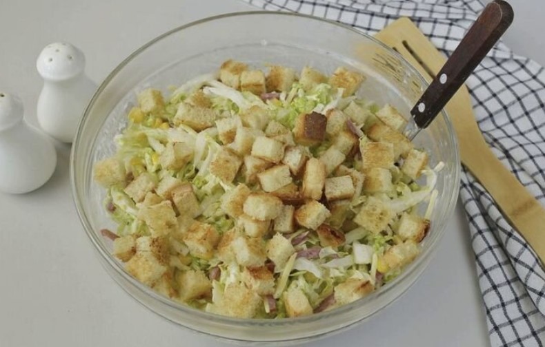 Салат із сухариками, пекінською капустою та ковбасою