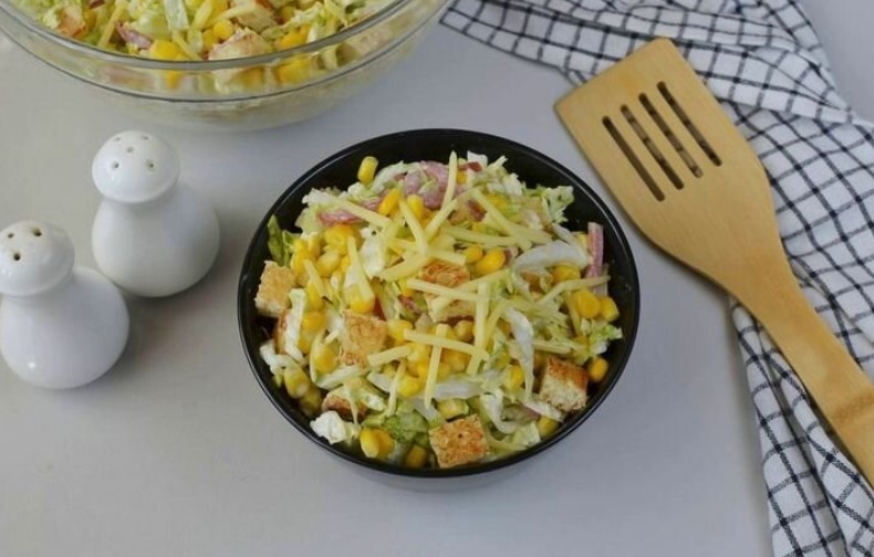 Салат із сухариками, пекінською капустою та ковбасою