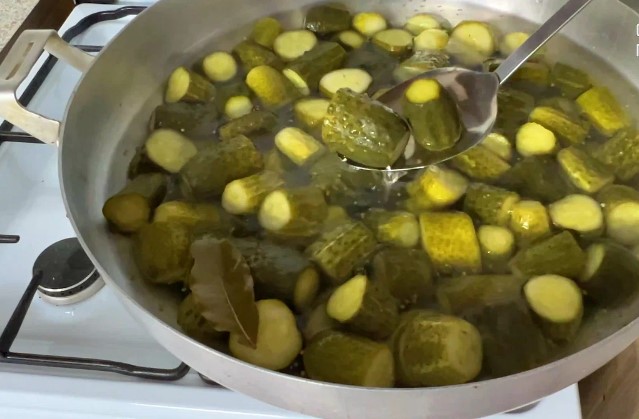 Я вже друге літо готую їх тазами: мариновані огірки по-фінськи на зиму
