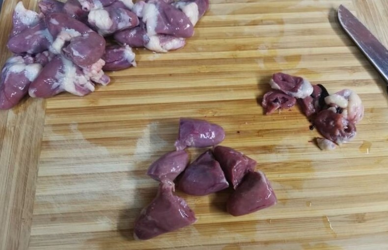 Курячі сердечка з овочами та макаронами на сковороді