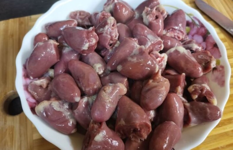 Курячі сердечка з овочами та макаронами на сковороді