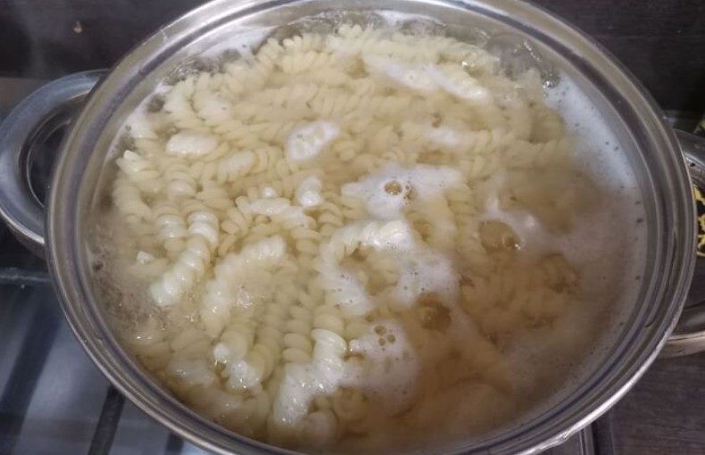 Курячі сердечка з овочами та макаронами на сковороді
