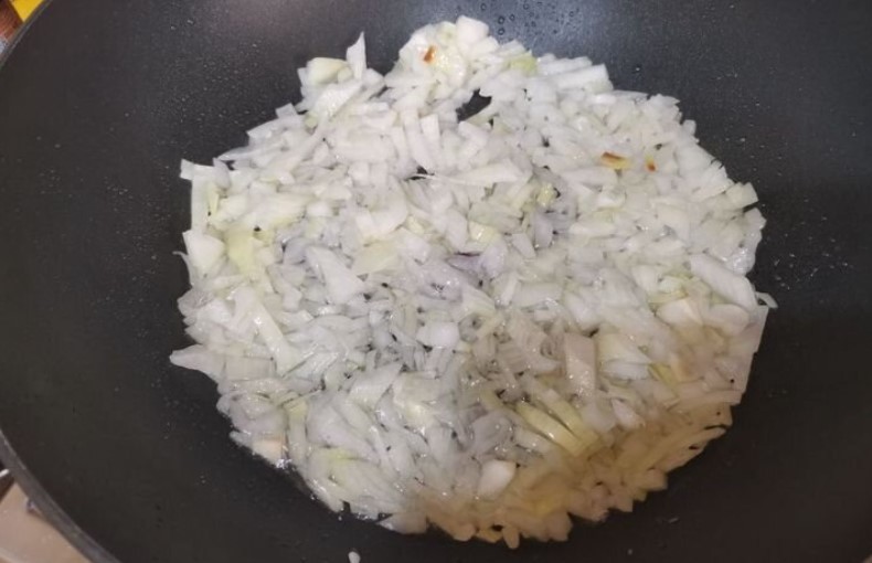 Курячі сердечка з овочами та макаронами на сковороді