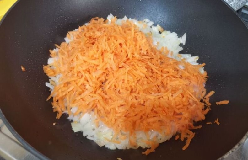 Курячі сердечка з овочами та макаронами на сковороді