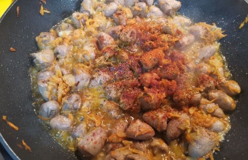 Курячі сердечка з овочами та макаронами на сковороді
