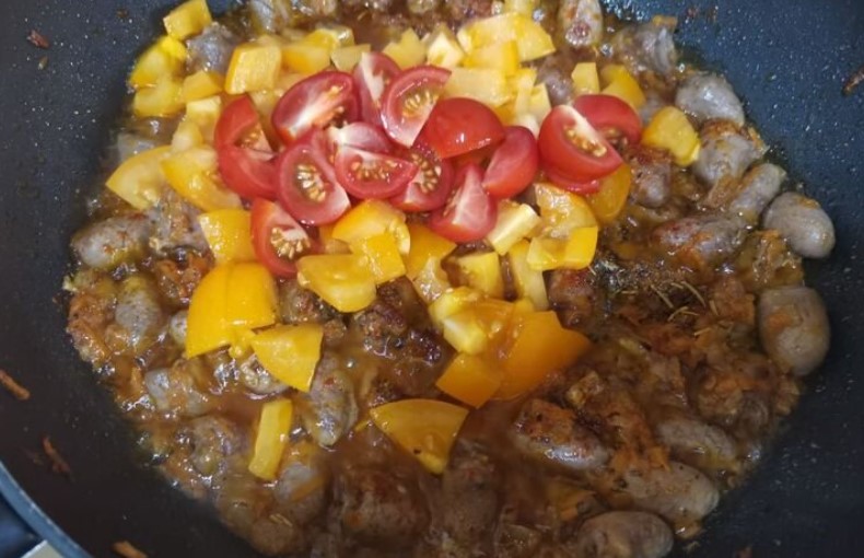Курячі сердечка з овочами та макаронами на сковороді