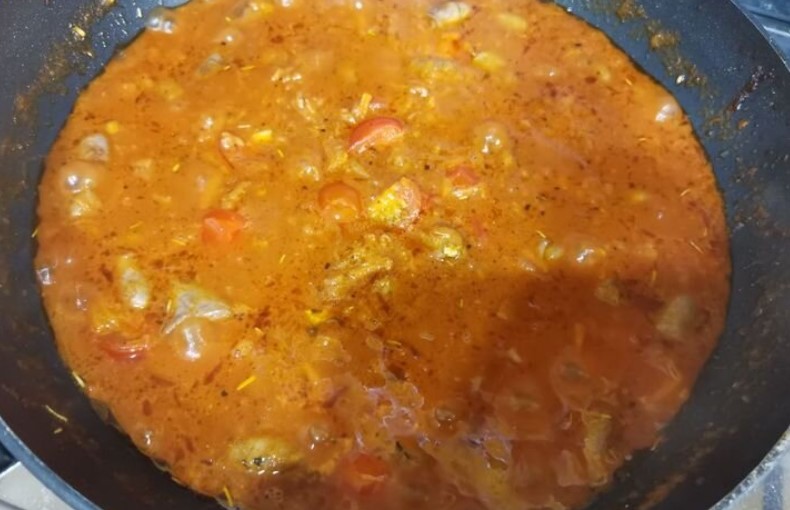 Курячі сердечка з овочами та макаронами на сковороді