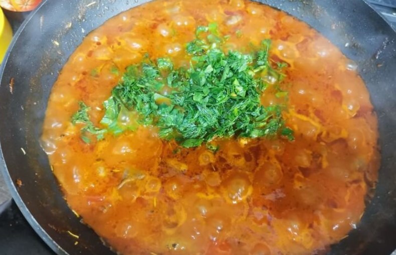 Курячі сердечка з овочами та макаронами на сковороді