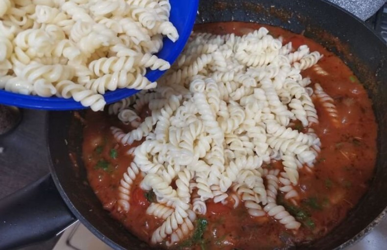 Курячі сердечка з овочами та макаронами на сковороді