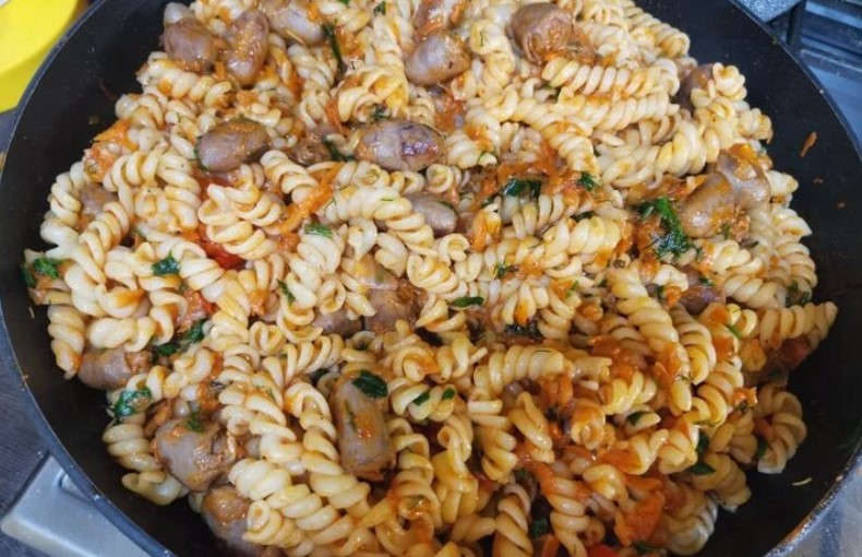 Курячі сердечка з овочами та макаронами на сковороді